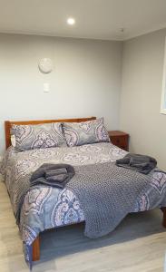 Glenomaru的住宿－Lawfield，床上有毯子和枕头