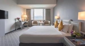 Katil atau katil-katil dalam bilik di Bayview Hotel Langkawi