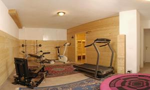 un gimnasio con varias bicicletas estáticas en una habitación en Apartments Etruska en Santa Cristina in Val Gardena