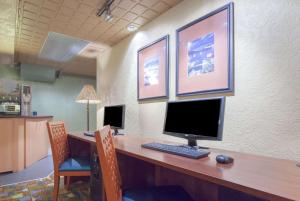 A television and/or entertainment center at Howard Johnson by Wyndham Vancouver Downtown