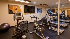 Fitnesscenter och/eller fitnessfaciliteter på Inn at Santa Fe, SureStay Collection by Best Western