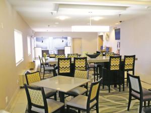 Restoran atau tempat lain untuk makan di La Quinta Inn by Wyndham Lincoln