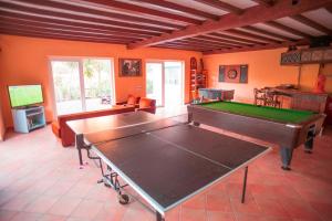 una sala de estar con mesa de ping pong. en Casa Vacacional Rural Villa Barranco de los Cernícalos, en Valsequillo