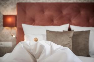 ein weißes Bett mit einem Ring darüber in der Unterkunft Emma's kleines Hotel in Ramsau im Zillertal