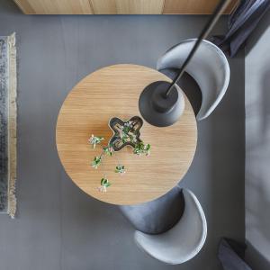 Una mesa con un reloj con una estatua. en Minimalist. Apartment & Studio en Šiauliai