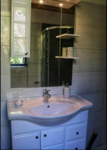 ein Bad mit einem Waschbecken und einem Spiegel in der Unterkunft Accommodation Santor in Lastovo