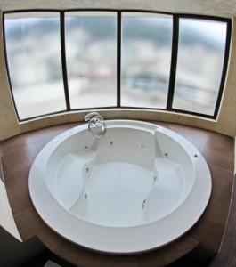 Een badkamer bij Madisson Hotel