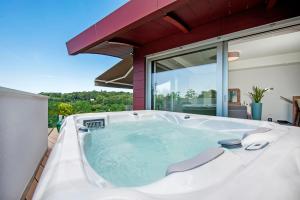 Bazén v ubytování The Q Superior - a penthouse with jacuzzi and sauna nebo v jeho okolí