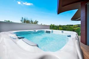 Bazén v ubytování The Q Superior - a penthouse with jacuzzi and sauna nebo v jeho okolí