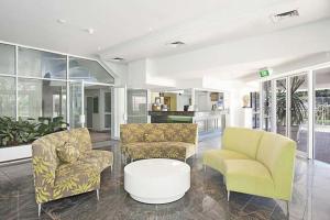 - un salon avec deux chaises et une table dans l'établissement The Atrium Resort, à Gold Coast