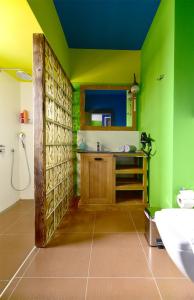y baño con lavabo y paredes de color verde y amarillo. en Alacati Suites, en Alacati