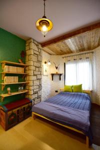 Un dormitorio con una cama y una pared de ladrillo. en Alacati Suites, en Alacati