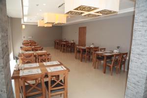 una fila de mesas y sillas en un restaurante en Hotel Paris Prestige en İzmir