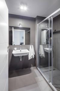 Ένα μπάνιο στο Sleepy3city Apartments Batorego 9 II +52 φωτογραφίες