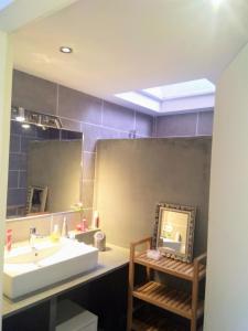 Ένα μπάνιο στο Résidence tout confort à 10'Canet plage