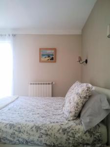 a bedroom with a bed with a pillow and a window at Résidence tout confort Cabestany in Cabestany