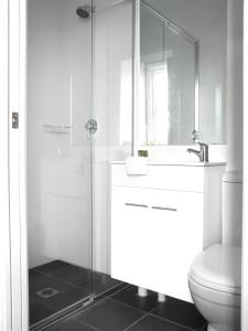 a bathroom with a shower and a sink and a toilet at Sunnyside Tavern in Newcastle