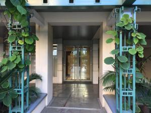 un couloir avec des plantes devant un bâtiment dans l'établissement Quiet flat next to the beach, à Nice