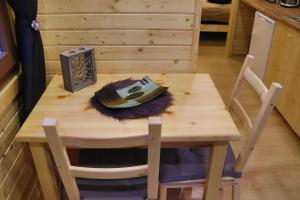 L' Instant Ch' Oizy في Oizy: طاولة وكراسي خشبية في مطبخ