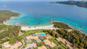 una vista aerea su una spiaggia e sull'oceano di Residence Porto Mannu a Palau