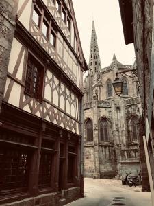 uma foto em preto e branco de um edifício e uma igreja em B&B du Cloître em Tréguier