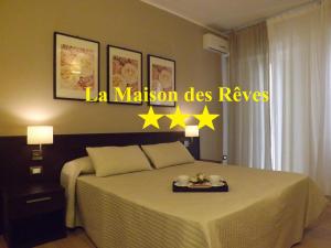 1 dormitorio con 1 cama con estrellas en la pared en La Maison Des Rêves, en Siracusa