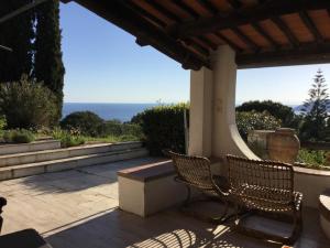 d'une terrasse avec deux chaises et une vue sur l'océan. dans l'établissement Casa Romantica, à Capoliveri