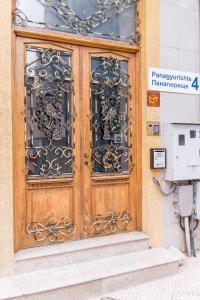 una puerta de madera con una puerta de hierro en un edificio en Apartments Iris69 en Varna