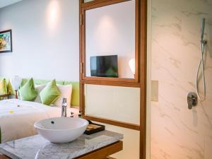 La salle de bains est pourvue d'un lavabo, d'un lit et d'un miroir. dans l'établissement Vinh Hung Old Town Hotel, à Hội An