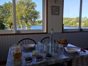 Výhled na řeku, která protéká v blízkosti bed and breakfast