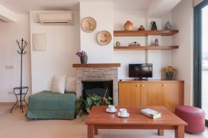 - un salon avec une table et une cheminée dans l'établissement Lets Holidays apartment Can Telm, à Tossa de Mar