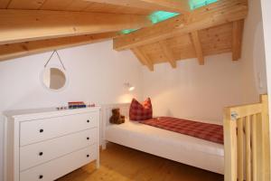 Ein Bett oder Betten in einem Zimmer der Unterkunft Haus Chiemsee-Blick