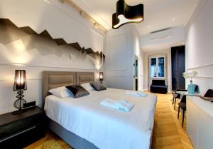 1 dormitorio con 1 cama blanca grande y escritorio en Guest House Forty-Four en Dubrovnik