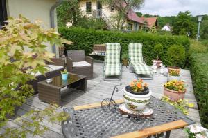 d'une terrasse avec une table, des chaises, une table et un pot de fleurs. dans l'établissement Ruegen_Fewo 62, à Putbus