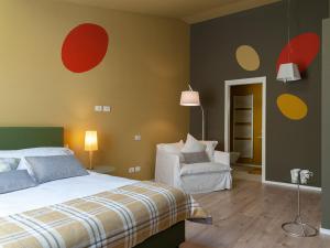1 dormitorio con 2 camas y paredes rojas y amarillas en Spluga Sosta & Hotel, en Dubino