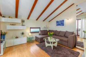 una sala de estar con un sofá y una mesa en Korina, en Kostrena 38 fotos más