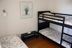 Un dormitorio con dos literas y una mesa. en Zavala-Lighthouse, en Zavala