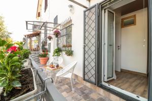 d'un balcon avec une table, des chaises et des plantes. dans l'établissement Bella 'Mbriana, à Ercolano