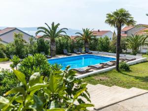 Bazén v ubytování Apartment in Bibinje with Adriatic Views nebo v jeho okolí