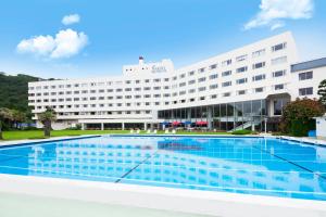 المسبح في Hotel Izukyu أو بالجوار