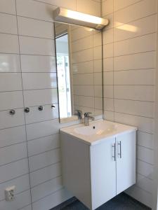 een witte badkamer met een wastafel en een spiegel bij Saltvold leilighet nr1 in Røldal