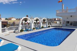 una piscina en la azotea de una casa con balcón en Apartamentos Las Americas - Blanes Beach, en Blanes