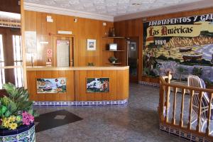 un vestíbulo de un restaurante con un gran mural en Apartamentos Las Americas - Blanes Beach, en Blanes 37 fotos más