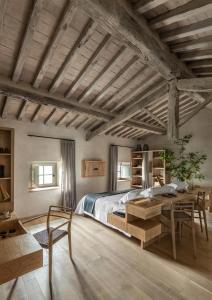 アレッツォにあるBadia di Pomaioのベッドルーム1室(ベッド1台、テーブル、椅子付)