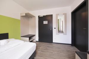 Uma TV ou centro de entretenimento em bestprice Hotel Eschweiler