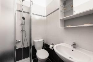 A bathroom at Nikiti Maisonette on the beach by Luxlikehome
