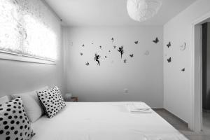 A bed or beds in a room at Nikiti Maisonette on the beach by Luxlikehome