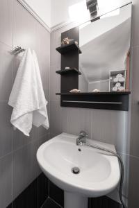 Kúpeľňa v ubytovaní Nikiti Maisonette on the beach by Luxlikehome + 37 fotografií