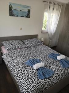 Un pat sau paturi într-o cameră la Apartmani Manda