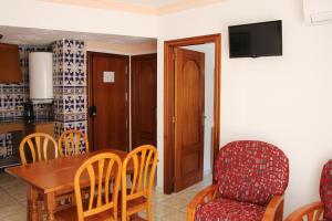 Una televisión o centro de entretenimiento en Apartamentos Las Americas - Blanes Beach